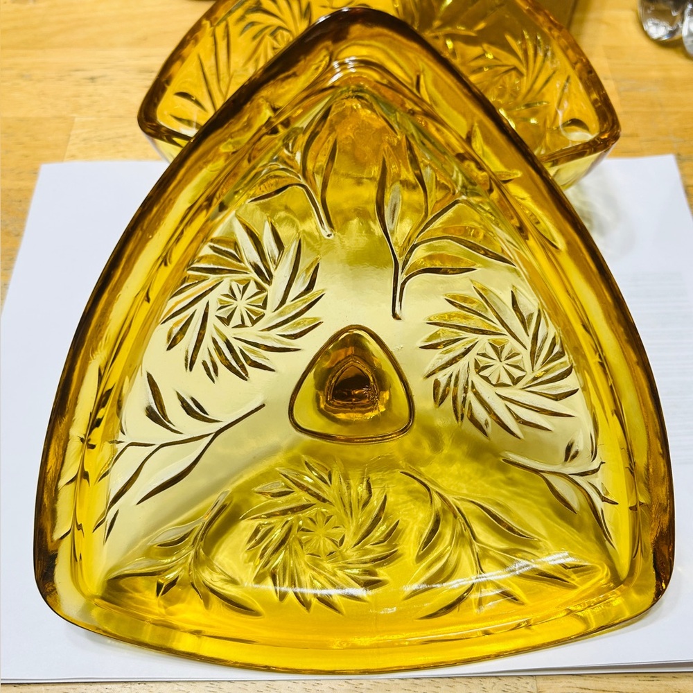 Vintage candy dish, triangular, pinwheel design. Amber color, domed lid w finial - Picture 4 of 5